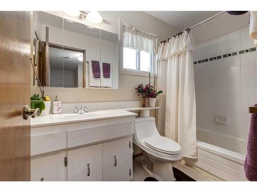 115 Silver Springs Green Nw, Calgary, AB - Indoor Photo Showing Bathroom