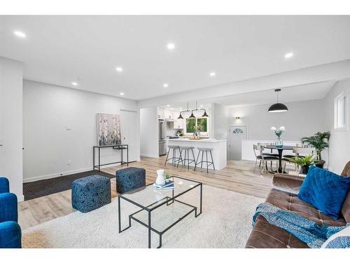 9836 Alcott Road Se, Calgary, AB - Indoor Photo Showing Living Room