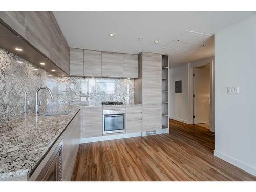 2806-310 12 Avenue Sw, Calgary, AB - Indoor Photo Showing Kitchen With Upgraded Kitchen