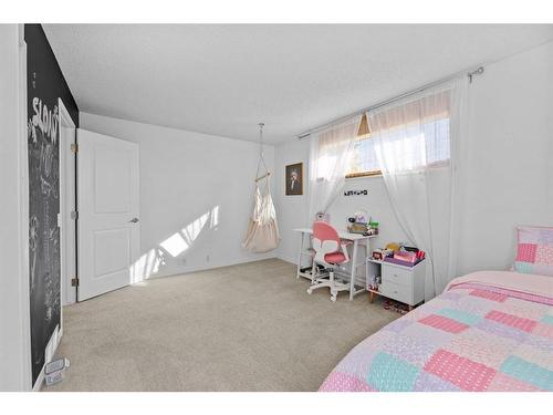 3 Stranraer Place Sw, Calgary, AB - Indoor Photo Showing Bedroom