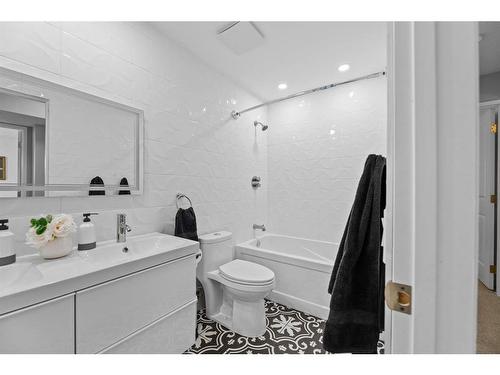 3 Stranraer Place Sw, Calgary, AB - Indoor Photo Showing Bathroom