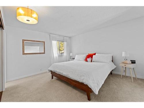 3 Stranraer Place Sw, Calgary, AB - Indoor Photo Showing Bedroom