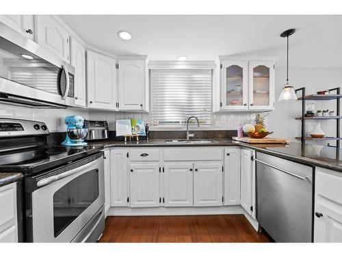 3 Stranraer Place Sw, Calgary, AB - Indoor Photo Showing Kitchen