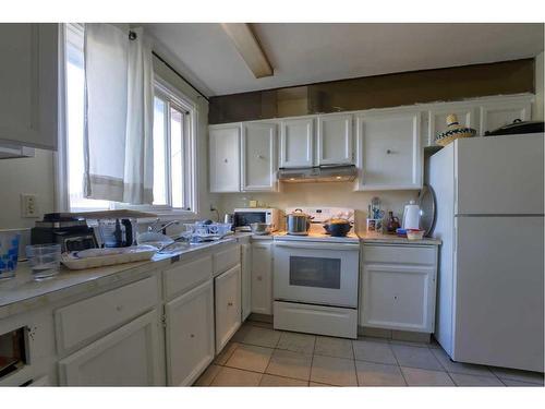 4116 8 Avenue Se, Calgary, AB - Indoor Photo Showing Kitchen