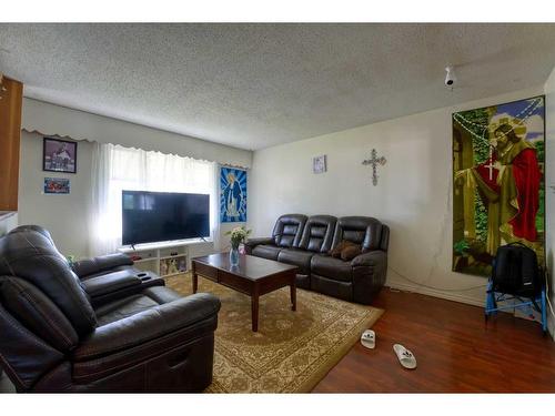 4116 8 Avenue Se, Calgary, AB - Indoor Photo Showing Living Room