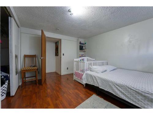 4116 8 Avenue Se, Calgary, AB - Indoor Photo Showing Bedroom