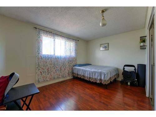 4116 8 Avenue Se, Calgary, AB - Indoor Photo Showing Bedroom