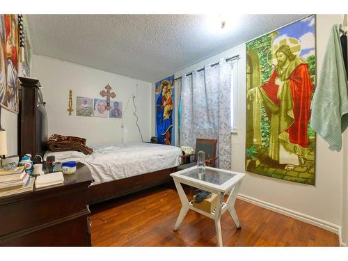 4116 8 Avenue Se, Calgary, AB - Indoor Photo Showing Bedroom