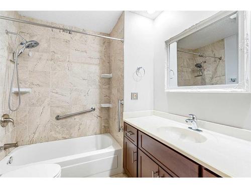 10023 Oakmoor Way Sw, Calgary, AB - Indoor Photo Showing Bathroom