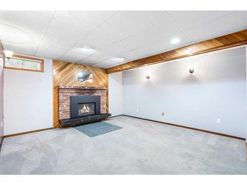 10023 Oakmoor Way Sw, Calgary, AB - Indoor With Fireplace