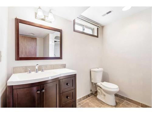 10023 Oakmoor Way Sw, Calgary, AB - Indoor Photo Showing Bathroom