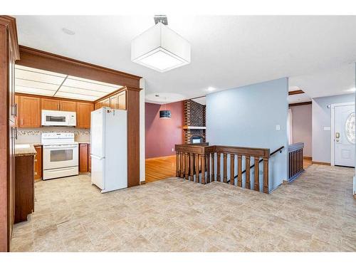 10023 Oakmoor Way Sw, Calgary, AB - Indoor Photo Showing Kitchen