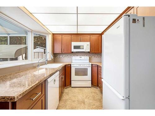 10023 Oakmoor Way Sw, Calgary, AB - Indoor Photo Showing Kitchen