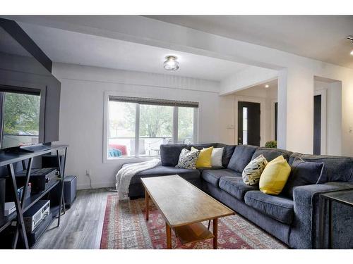 352 33 Avenue Ne, Calgary, AB - Indoor Photo Showing Living Room