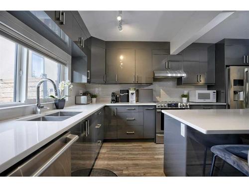 352 33 Avenue Ne, Calgary, AB - Indoor Photo Showing Kitchen With Stainless Steel Kitchen With Double Sink With Upgraded Kitchen