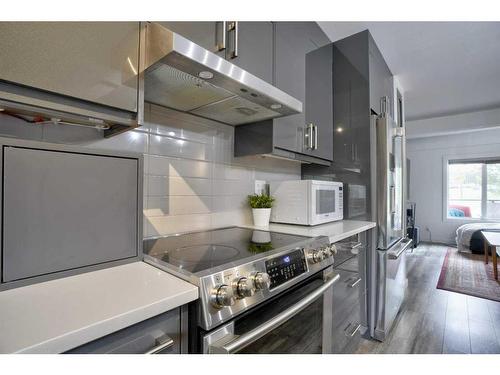 352 33 Avenue Ne, Calgary, AB - Indoor Photo Showing Kitchen With Stainless Steel Kitchen With Upgraded Kitchen