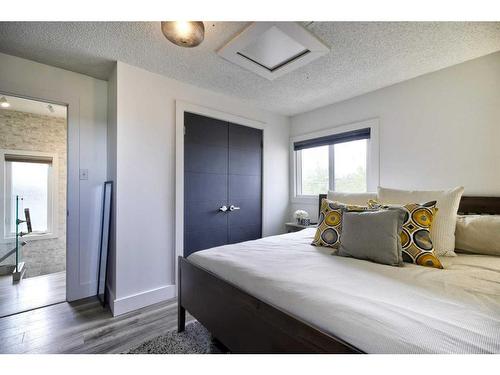 352 33 Avenue Ne, Calgary, AB - Indoor Photo Showing Bedroom