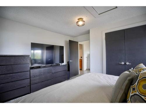 352 33 Avenue Ne, Calgary, AB - Indoor Photo Showing Bedroom