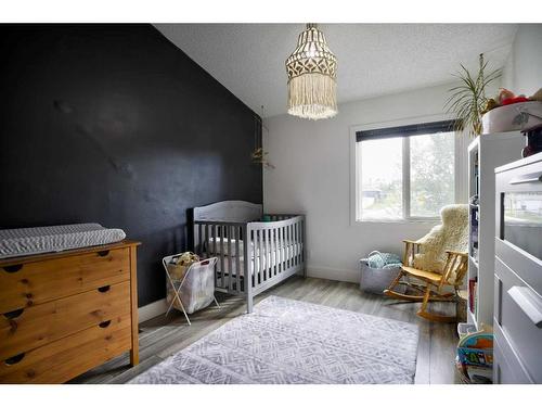 352 33 Avenue Ne, Calgary, AB - Indoor Photo Showing Bedroom