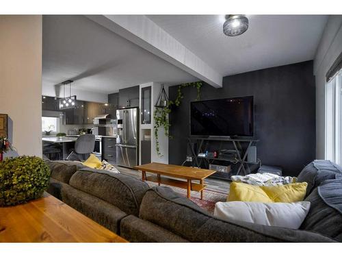 352 33 Avenue Ne, Calgary, AB - Indoor Photo Showing Living Room