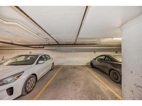 105-112 14 Avenue Se, Calgary, AB - Indoor Photo Showing Garage