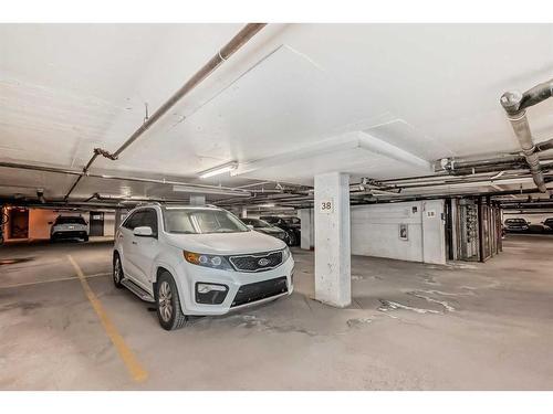 105-112 14 Avenue Se, Calgary, AB - Indoor Photo Showing Garage