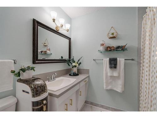 153 Berwick Way Nw, Calgary, AB - Indoor Photo Showing Bathroom