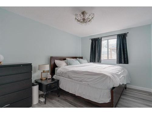 153 Berwick Way Nw, Calgary, AB - Indoor Photo Showing Bedroom