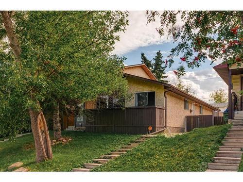 153 Berwick Way Nw, Calgary, AB - Outdoor