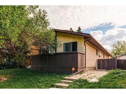 153 Berwick Way Nw, Calgary, AB - Outdoor