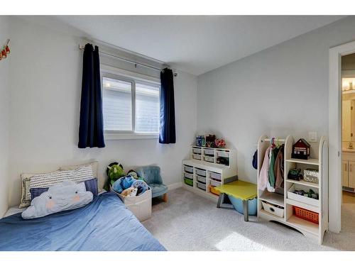 60 Morgan Street, Cochrane, AB - Indoor Photo Showing Bedroom