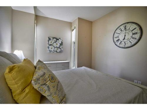 202-2307 14 Street Sw, Calgary, AB - Indoor Photo Showing Bedroom