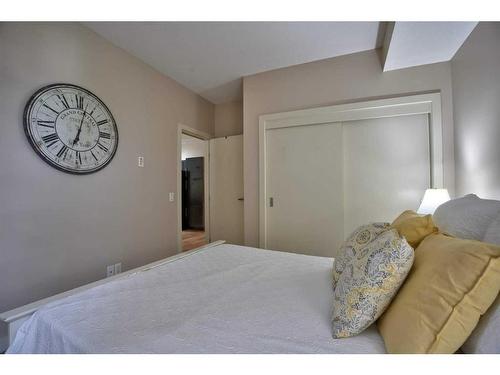 202-2307 14 Street Sw, Calgary, AB - Indoor Photo Showing Bedroom