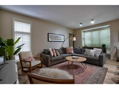 202-2307 14 Street Sw, Calgary, AB - Indoor Photo Showing Living Room