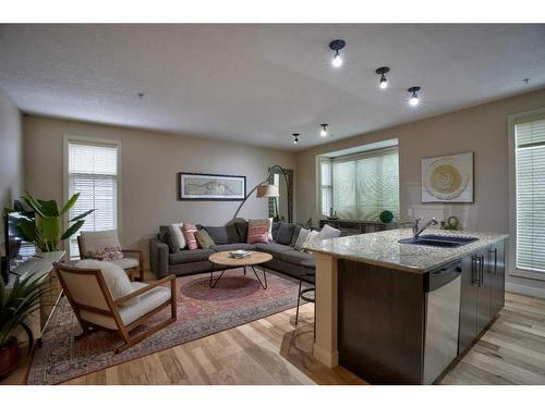 202-2307 14 Street Sw, Calgary, AB - Indoor Photo Showing Living Room