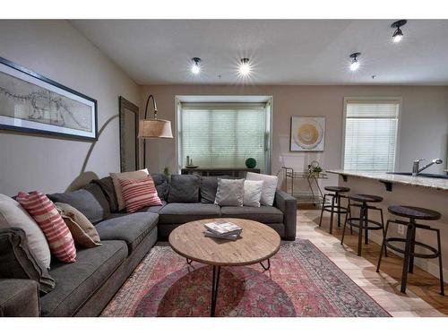 202-2307 14 Street Sw, Calgary, AB - Indoor Photo Showing Living Room