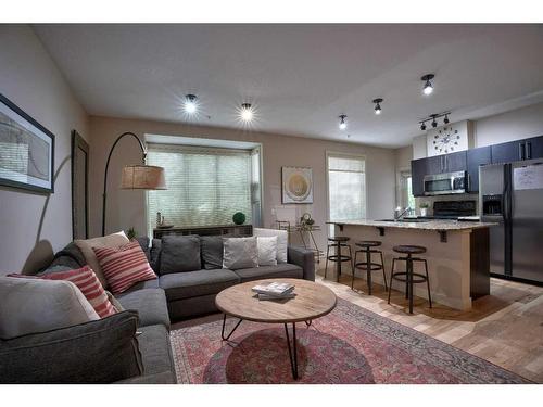 202-2307 14 Street Sw, Calgary, AB - Indoor Photo Showing Living Room