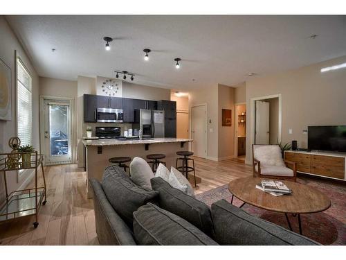 202-2307 14 Street Sw, Calgary, AB - Indoor Photo Showing Living Room