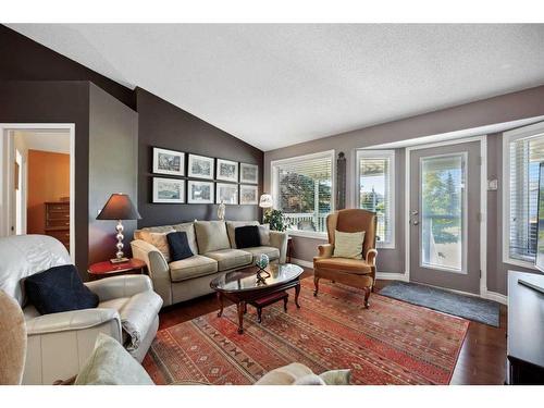 78 Rivercrest Villas Se, Calgary, AB - Indoor Photo Showing Living Room