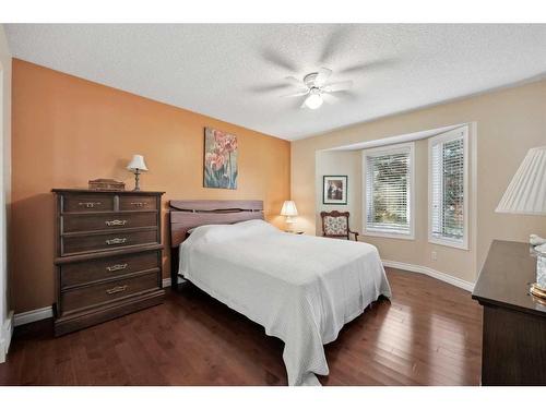 78 Rivercrest Villas Se, Calgary, AB - Indoor Photo Showing Bedroom