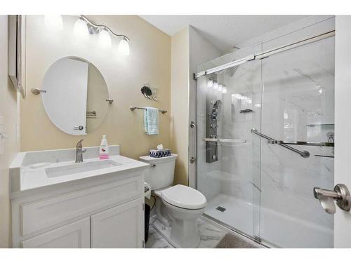 78 Rivercrest Villas Se, Calgary, AB - Indoor Photo Showing Bathroom