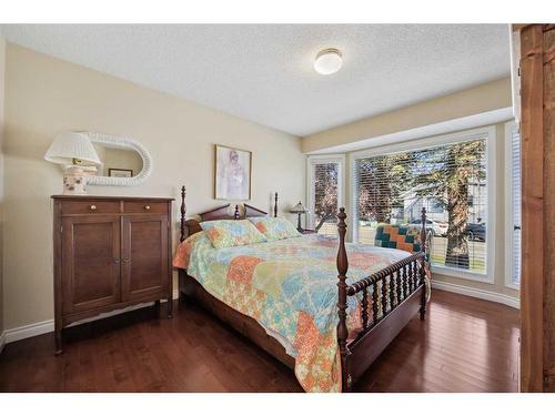 78 Rivercrest Villas Se, Calgary, AB - Indoor Photo Showing Bedroom