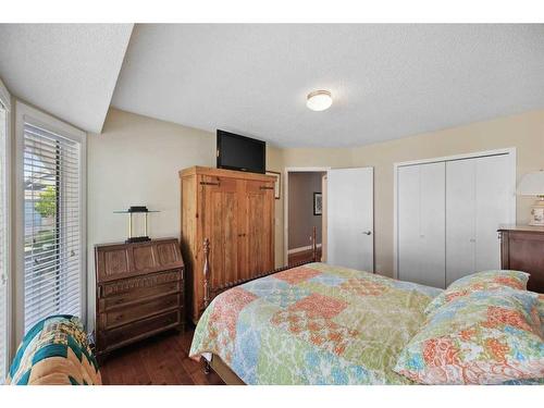 78 Rivercrest Villas Se, Calgary, AB - Indoor Photo Showing Bedroom