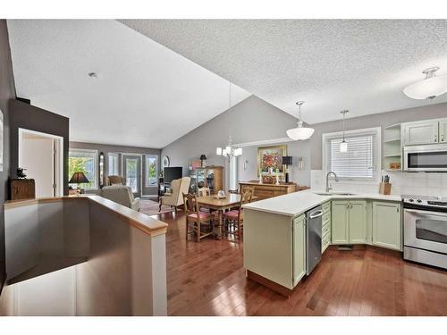 78 Rivercrest Villas Se, Calgary, AB - Indoor Photo Showing Kitchen