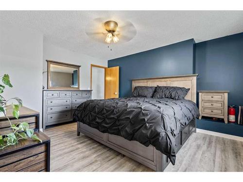 337 Strathford Boulevard, Strathmore, AB - Indoor Photo Showing Bedroom