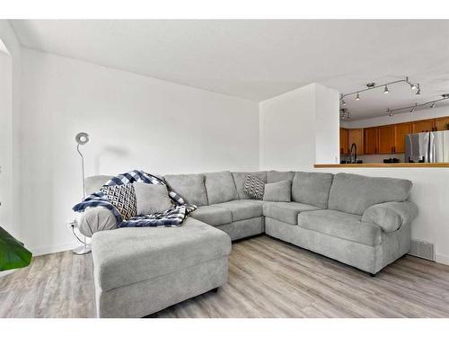 337 Strathford Boulevard, Strathmore, AB - Indoor Photo Showing Living Room