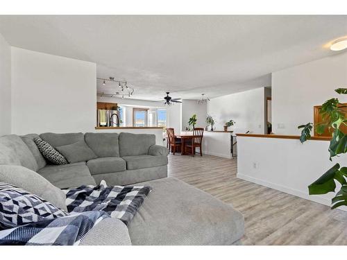 337 Strathford Boulevard, Strathmore, AB - Indoor Photo Showing Living Room