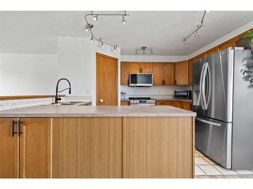 337 Strathford Boulevard, Strathmore, AB - Indoor Photo Showing Kitchen