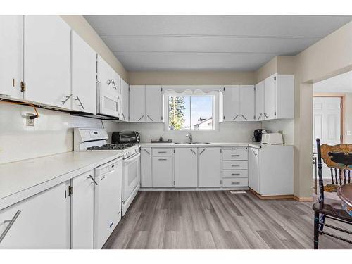 5060 49 Avenue, Stavely, AB - Indoor Photo Showing Kitchen