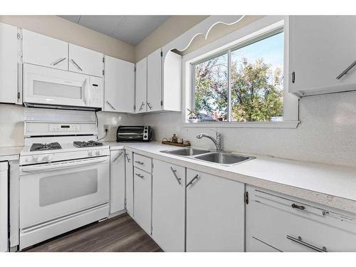 5060 49 Avenue, Stavely, AB - Indoor Photo Showing Kitchen With Double Sink